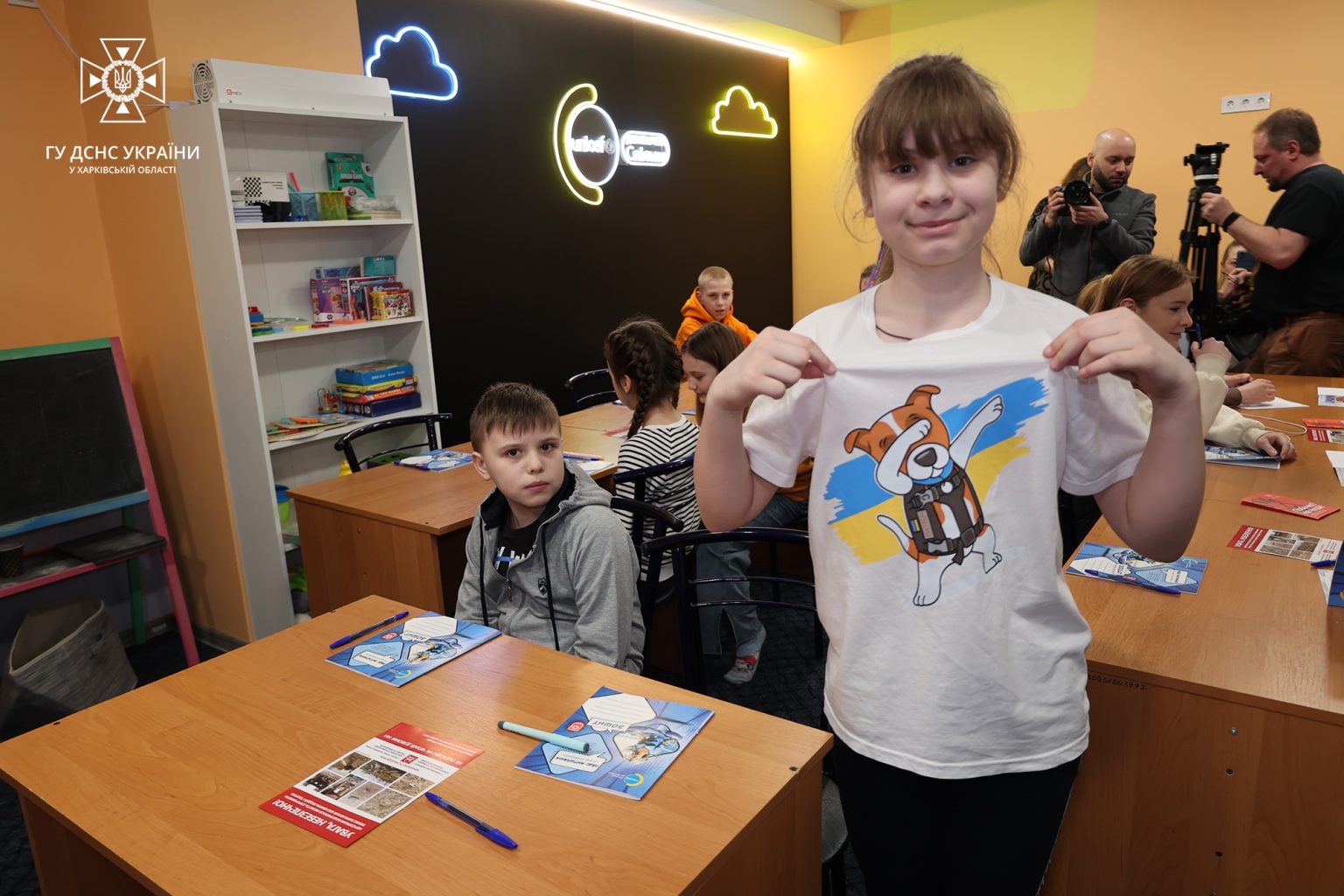 Юні харків’яни написали радіодиктант про міни. Диктував пес Патрон (відео)
