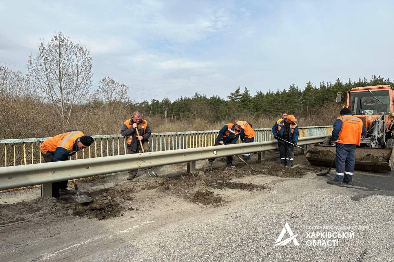Напередодні дорожники приводили до ладу сім автошляхів Харківщини (фото)