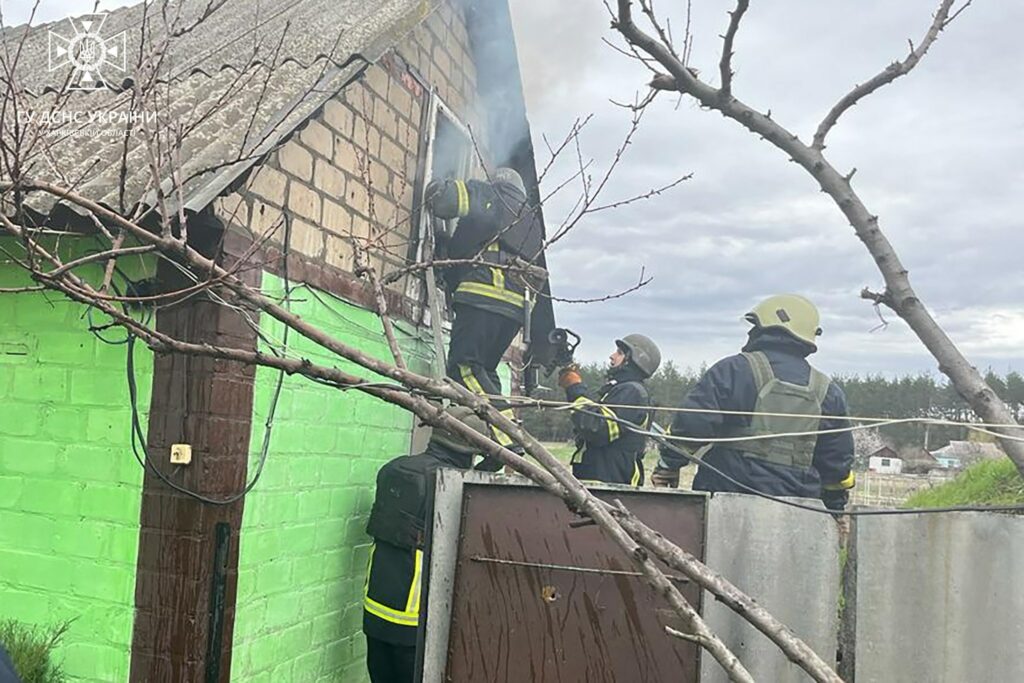 Село Кучерівка на Харківщині знову було під ударом армії РФ: сталася пожежа