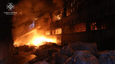 У Харкові всю ніч гасили масштабну пожежу на підприємстві (фото)
