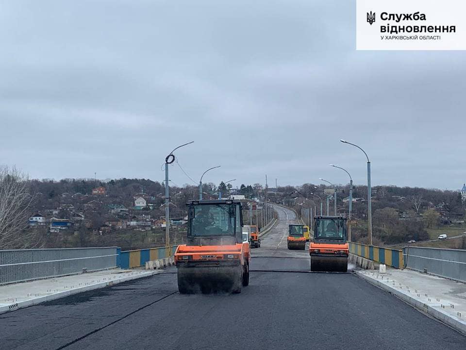 Разбитый вследствие боев мост под Чугуевом почти восстановили (фото)