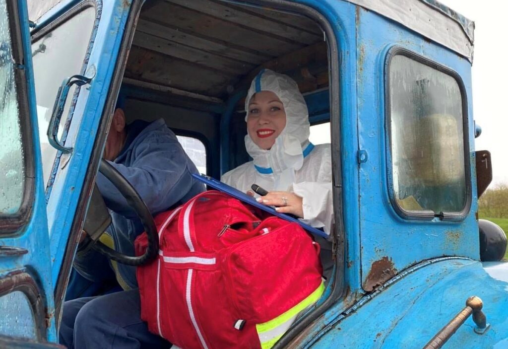 На Харьковщине бригада скорой добиралась к пациентке на тракторе (видео)