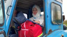 На Харківщині бригада швидкої добиралася до пацієнтки на тракторі (відео)