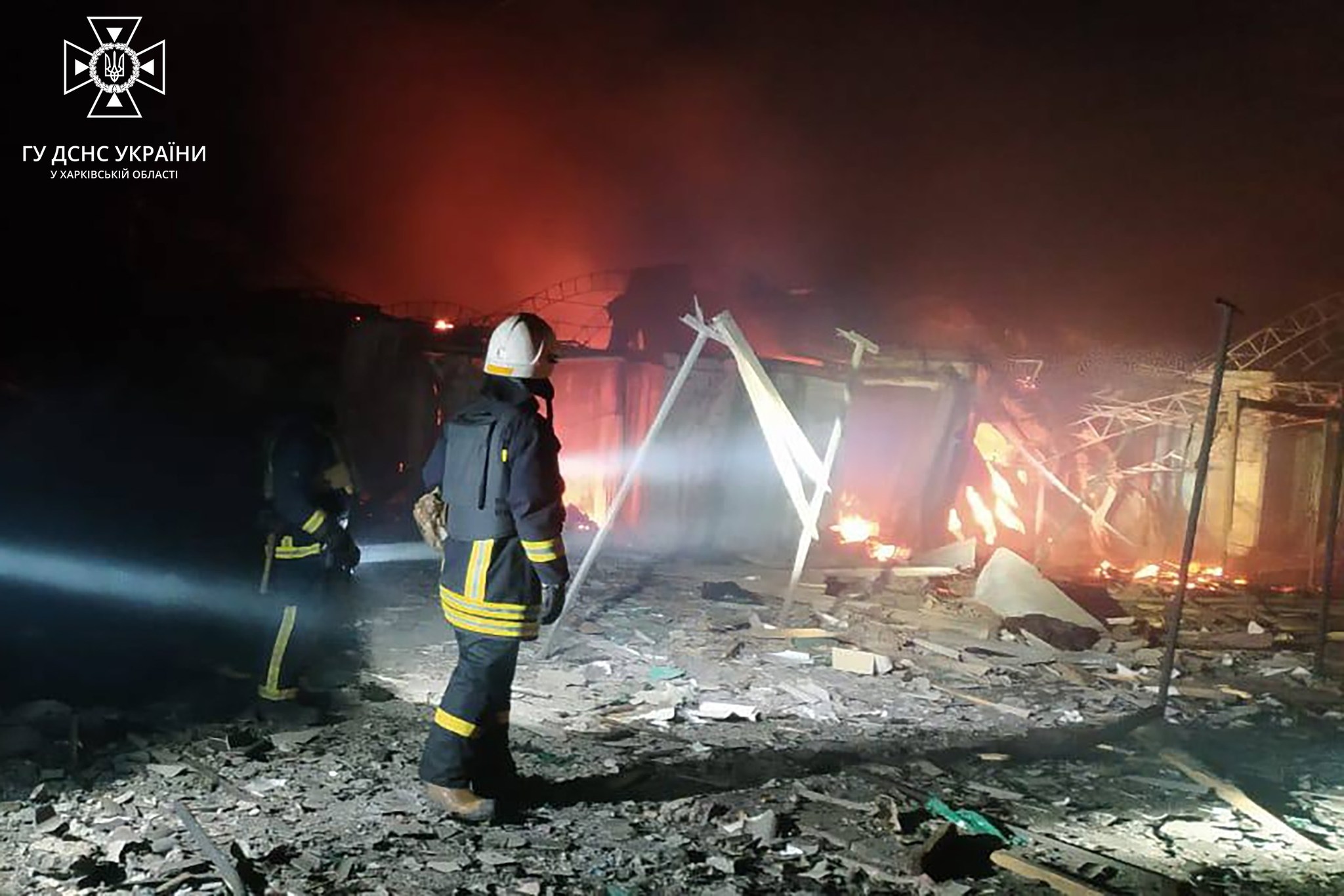 Пожары после ночного обстрела Волчанска 18 апреля 2023 4