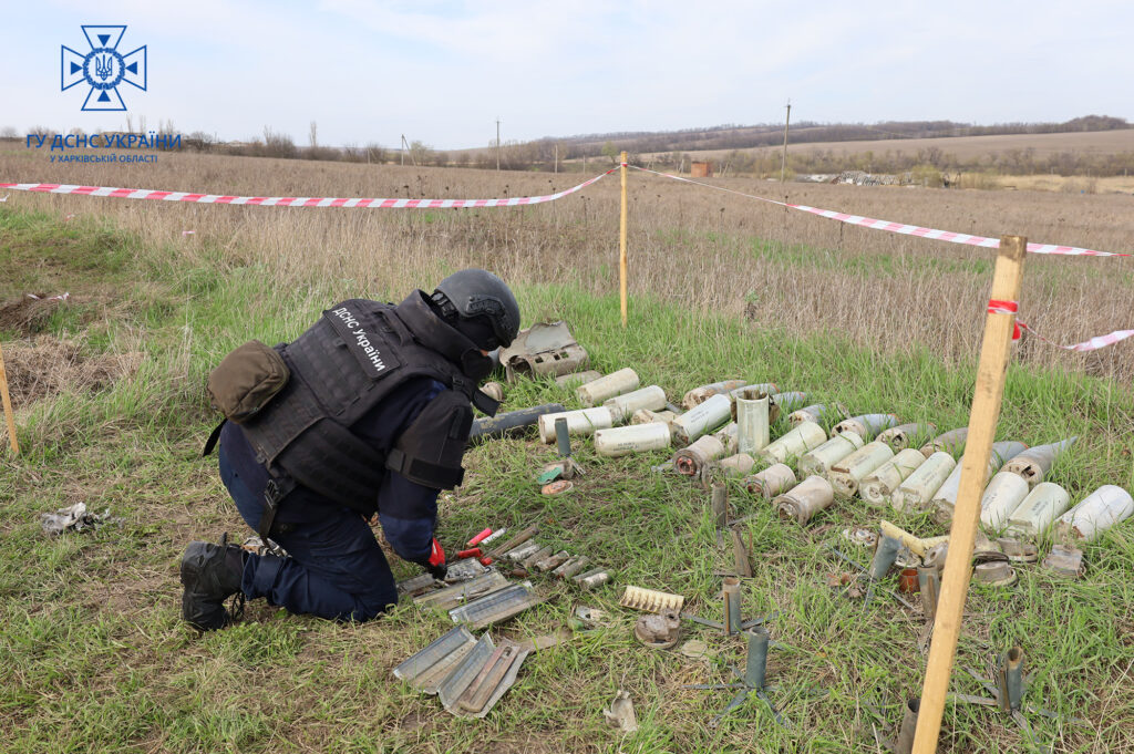 На Харківщині працюють 38 груп піротехніків із різних областей (фото, відео)