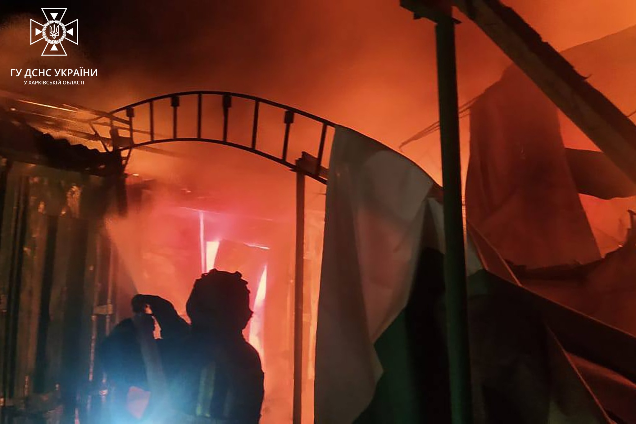 Пожары после ночного обстрела Волчанска 18 апреля 2023 7