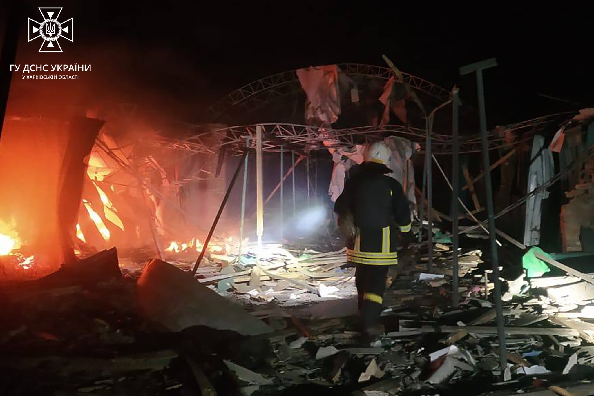 Пожары после ночного обстрела Волчанска 18 апреля 2023 8
