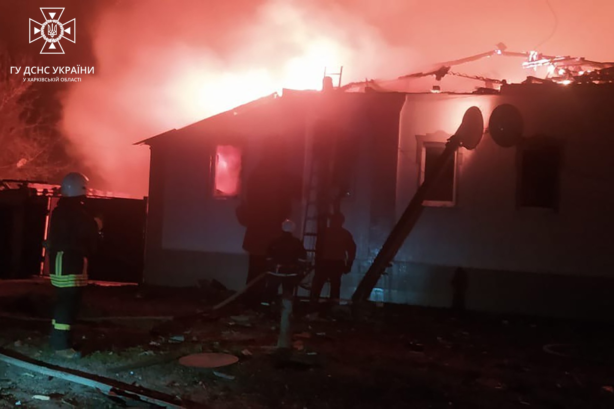Пожары после ночного обстрела Волчанска 18 апреля 2023 9