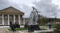 У селищі на Харківщині повалили комуніста із серпом і молотом (фото, відео)