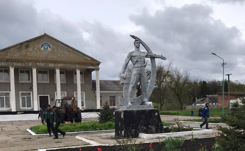 В поселке на Харьковщине повалили коммуниста с серпом и молотом (фото, видео)