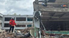 На Салтівці розбирають завали школи, розбитої росіянами минулого літа (фото)