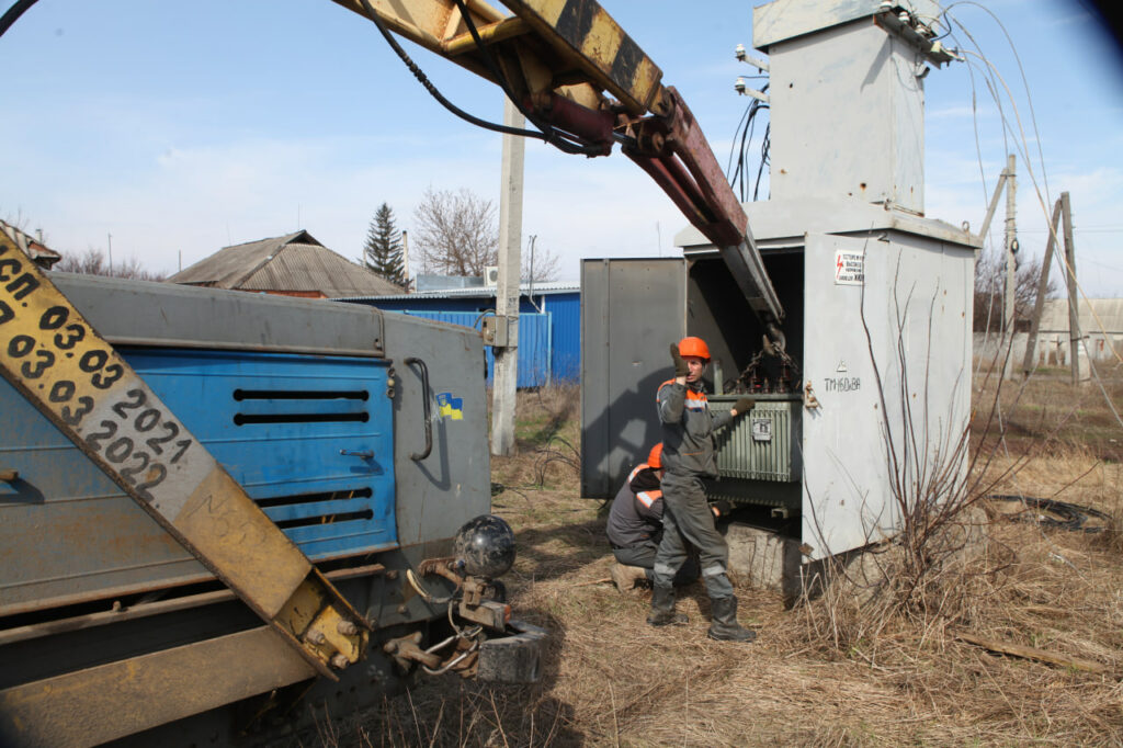 Понад рік без світла: в звільнене село на Ізюмщині повернули електрику