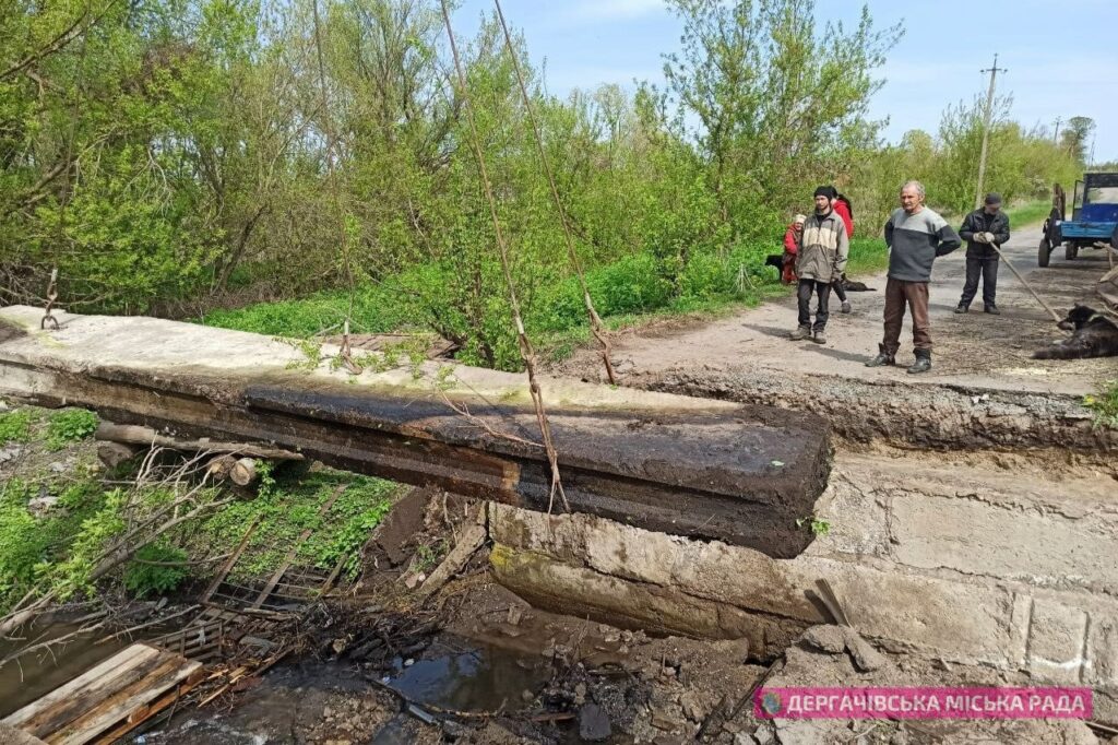 На въезде в деоккупированную Цуповку почти восстановили мост (фото)