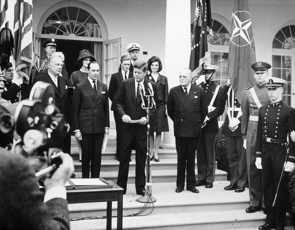Джон Кеннеди вручает документы почетного гражданина США сыну Уинстона Черчилля