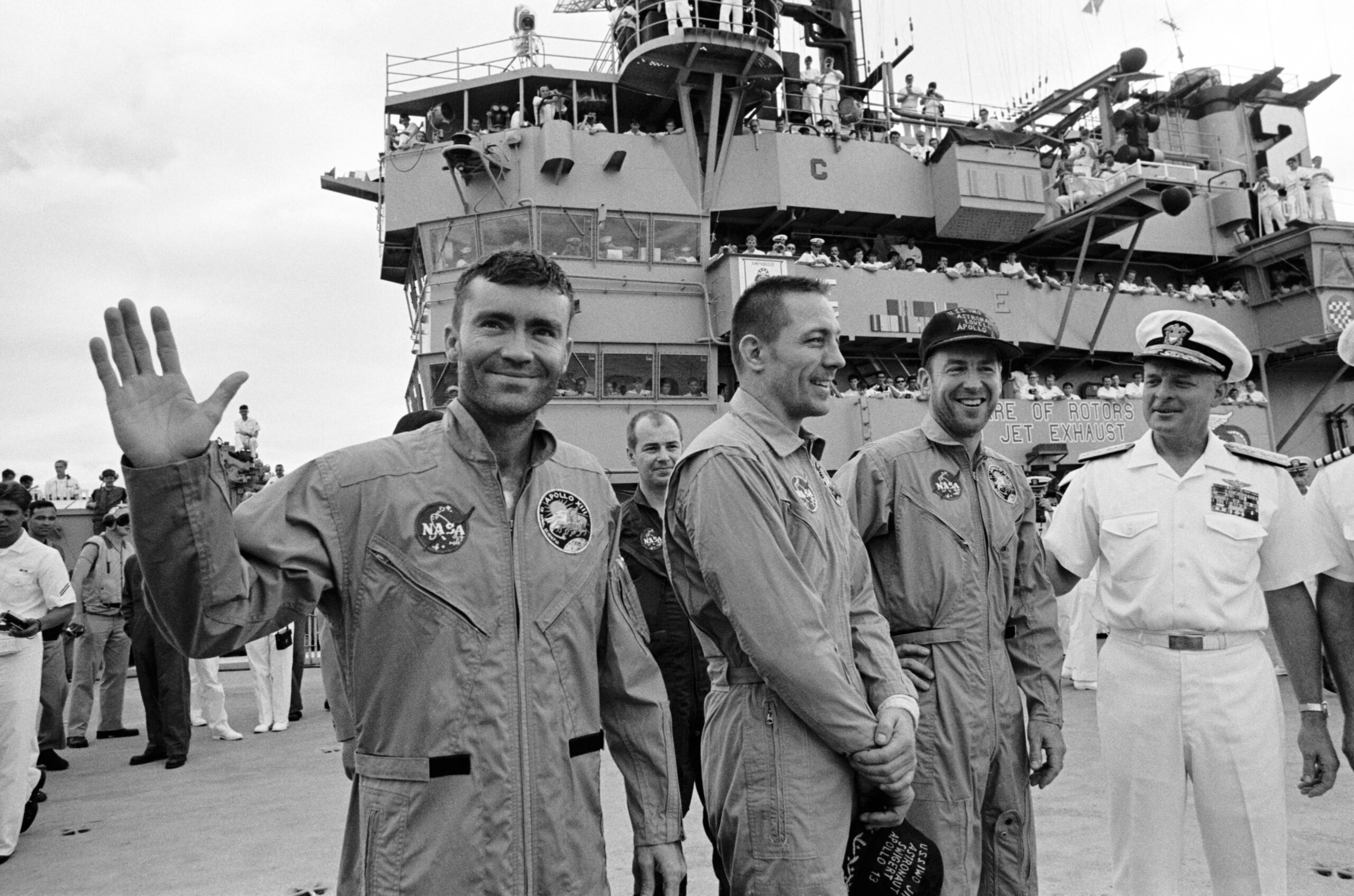Команда «Аполлона-13» на палубе авианосца Иводзима 