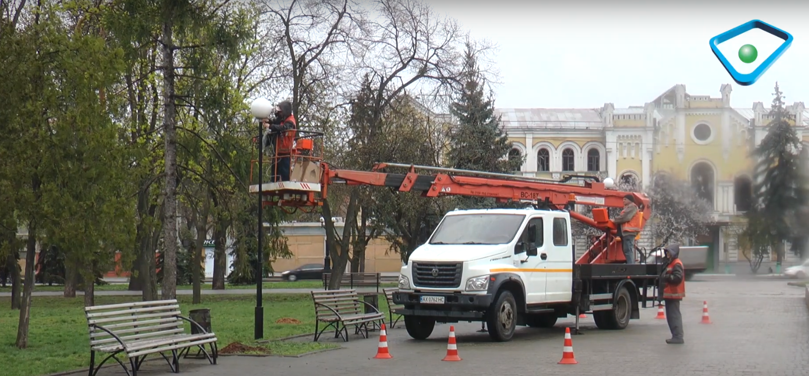 Было 8 «прилетов»: в сквере Героев Небесной Сотни восстанавливают свет (сюжет)