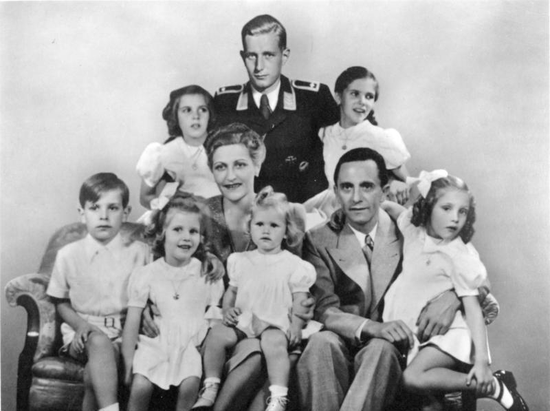 Магда и Йозеф Геббельсы с детьми
