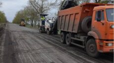 Уже не ямковий ремонт: на Харківщині відновлюють дорогу (фото)
