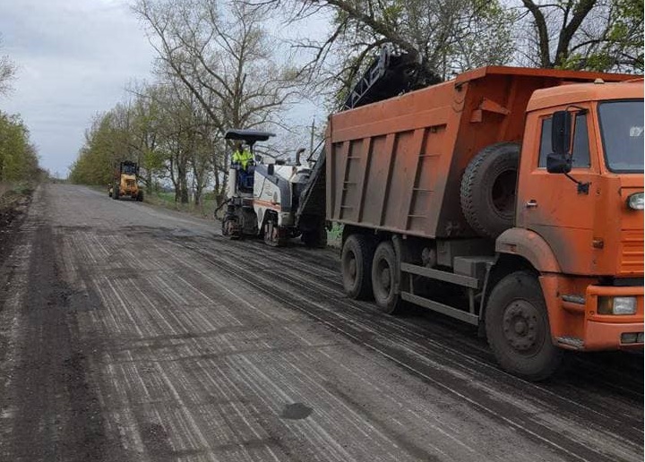 Уже не ямковий ремонт: на Харківщині відновлюють дорогу (фото)