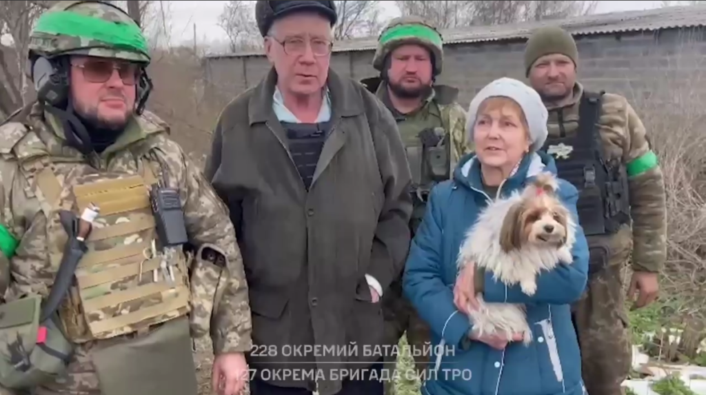 Харьковские теробороновцы эвакуируют из Бахмута людей и их питомцев (видео)