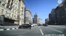 Копи зупиняли рух у центрі Харкова, щоб не постраждав Кексик (відео)