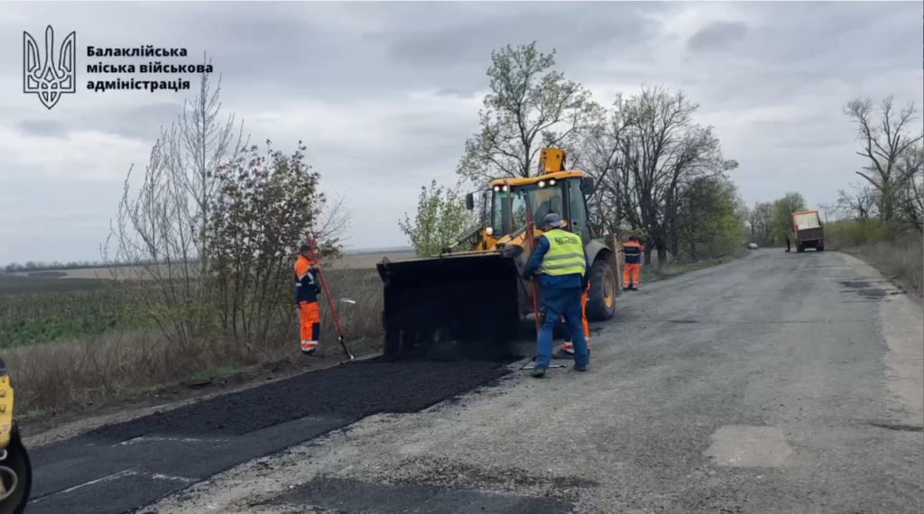 Возле Балаклеи кладут асфальт, начат ремонт дороги в сторону Гусаровки (видео)