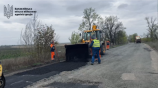 Біля Балаклії кладуть асфальт, розпочато ремонт дороги в бік Гусарівки (відео)