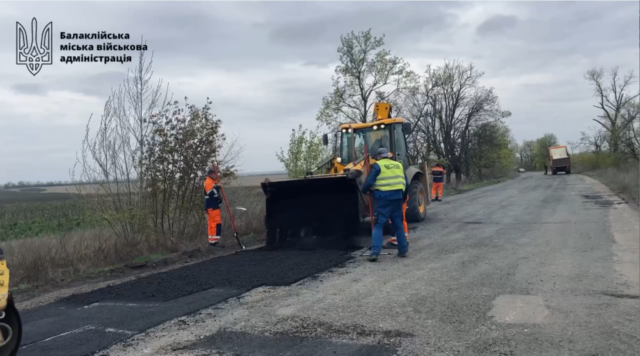 Біля Балаклії кладуть асфальт, розпочато ремонт дороги в бік Гусарівки (відео)