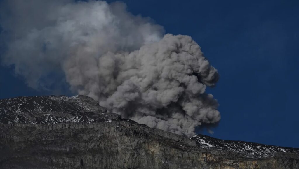 В Колумбии начинает извергаться вулкан, унесший 23000 жизней, но люди не бегут