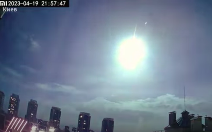 “НЛО” над Києвом: у Держкосмосі назвали найімовірнішу версію (відео)
