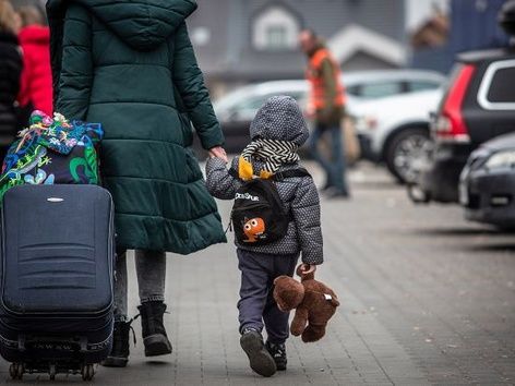 Сколько денег платят украинским беженцам в Канаде и в странах Европы. Часть 1