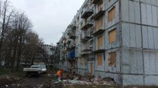 У Чугуєві продовжують відновлювати постраждалі від обстрілів РФ будинки (фото)