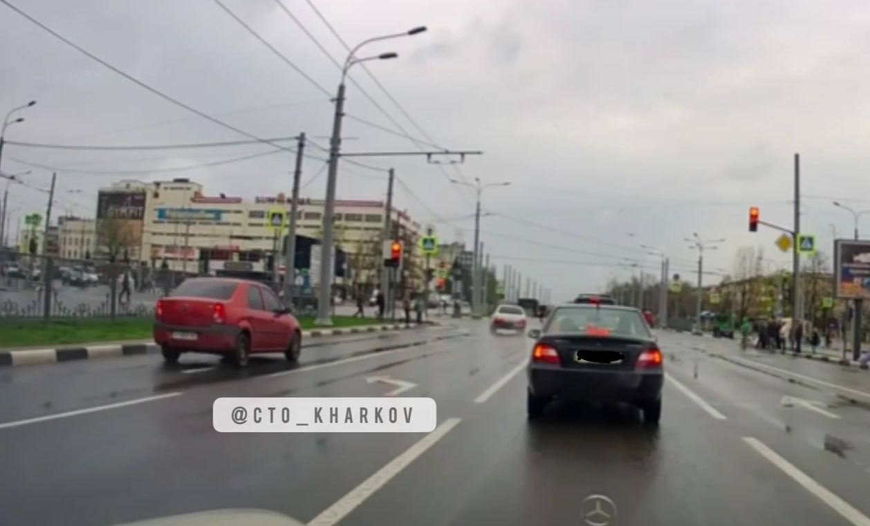 Проехал на «красный» и засветился в соцсетях: в Харькове поймали нарушителя
