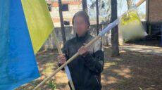 На Харьковщине мужчина с могил погибших воинов ВСУ похитил украинские флаги