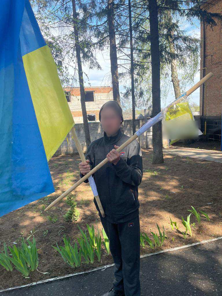 На Харківщині чоловік з могил загиблих воїнів ЗСУ викрав українські прапори