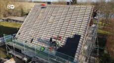 Вместо АЭС. В Германии устанавливают крыши с черепицей из солнечных панелей