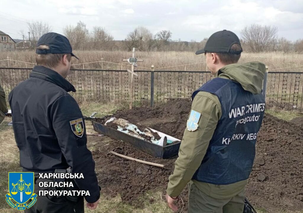 Прокуратура ексгумувала тіло чоловіка, який загинув від обстрілу Харківщини