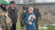 Бійці ТрО Харкова врятували з Бахмута сімейну пару та їхнього собаку (відео)