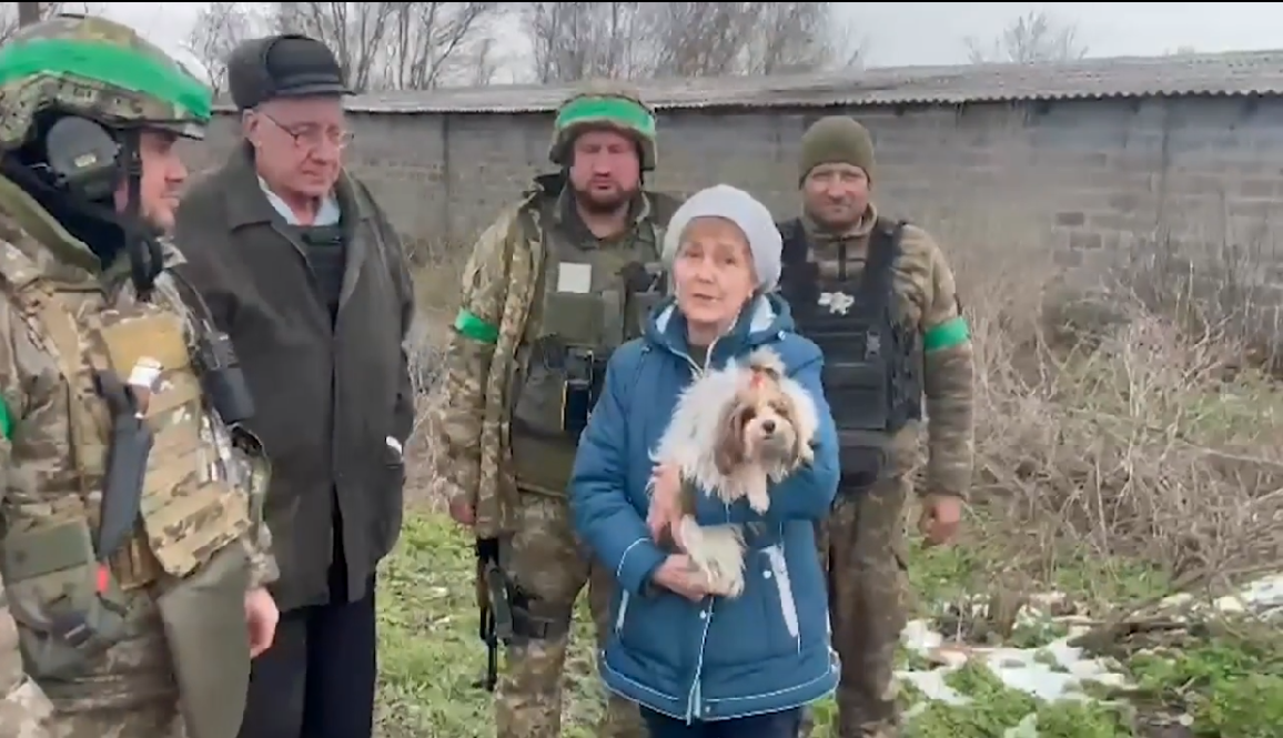 Бійці ТрО Харкова врятували з Бахмута сімейну пару та їхнього собаку (відео)