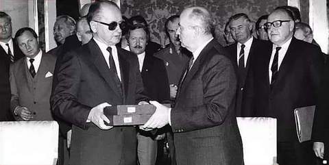 Горбачов передає президенту Польщі Ярузельському документи про Катинську трагедію.