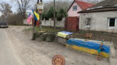 На блокпості під Харковом вивісили прапор США (фото)