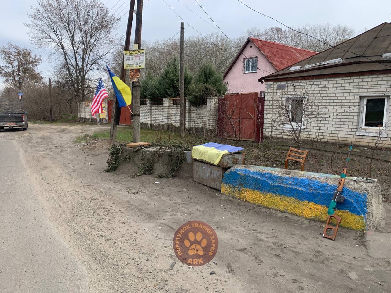 На блокпості під Харковом вивісили прапор США (фото)