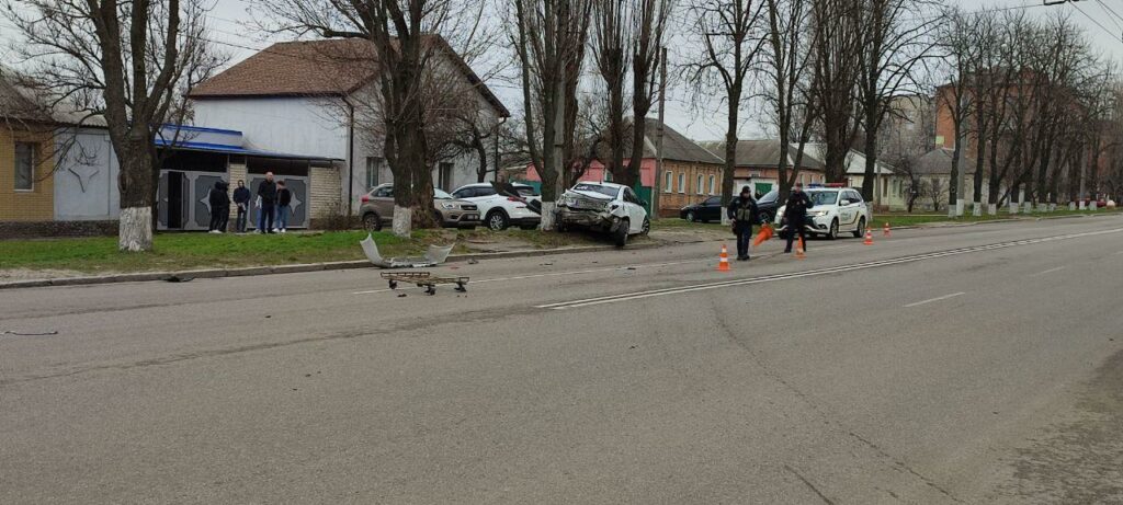 ДТП у Харкові: автомобіль влетів у паркан біля будинку, постраждала дитина