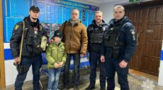 Ненадовго відволікся: у Харкові патрульні допомогли чоловікові знайти сина