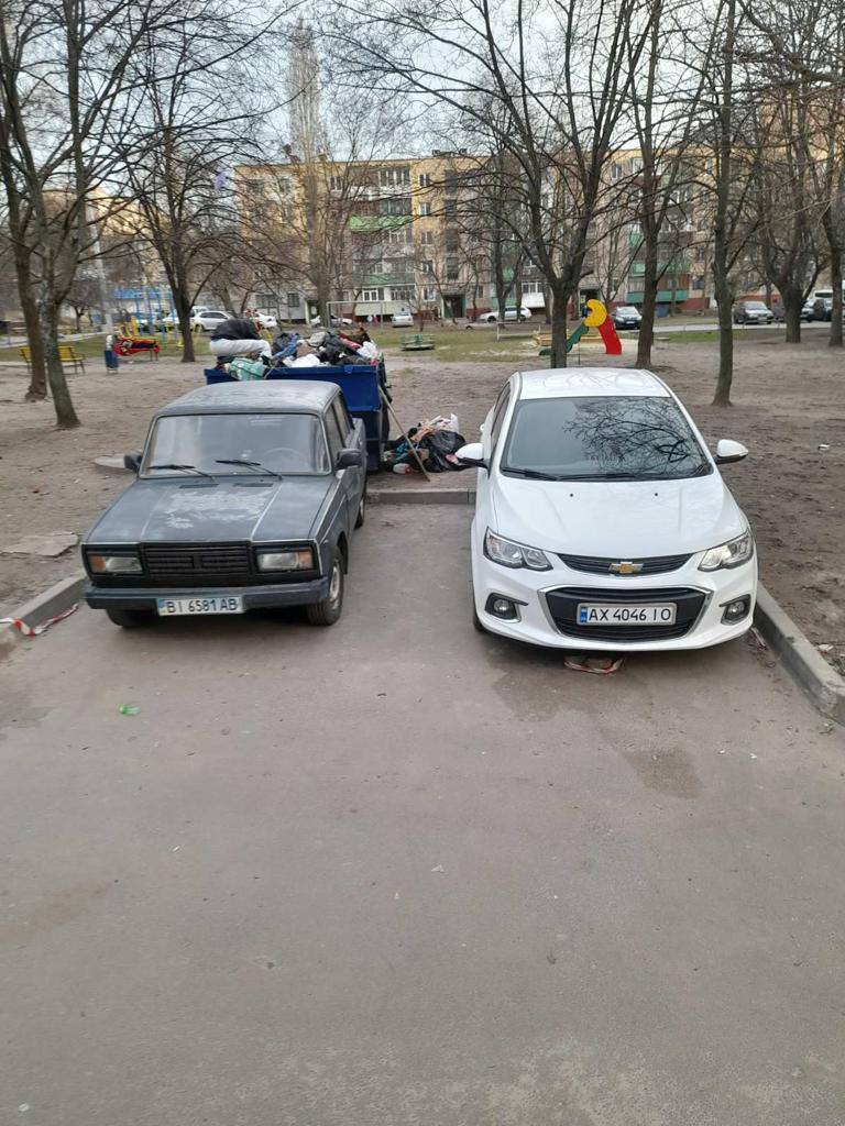 Парковка у мусорных баков в Харькове