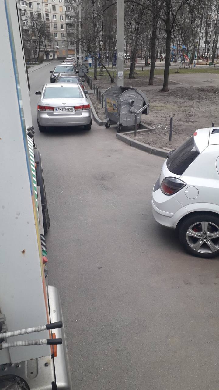 Парковка у мусорных баков в Харькове 3