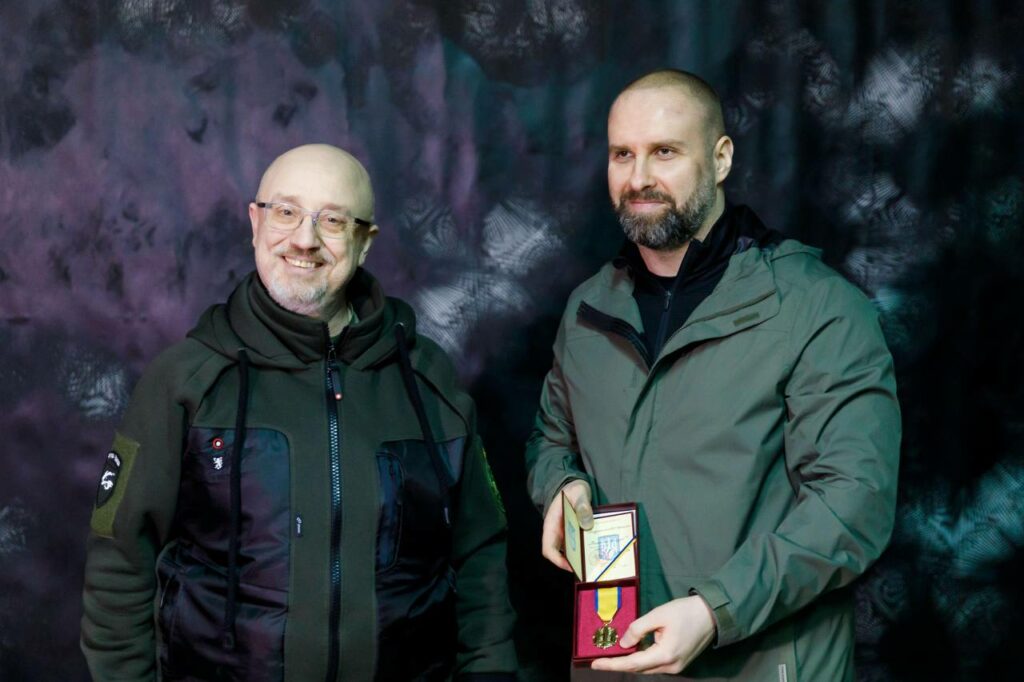 Синегубов также получил медаль от Минобороны: награду передал Резников (фото)
