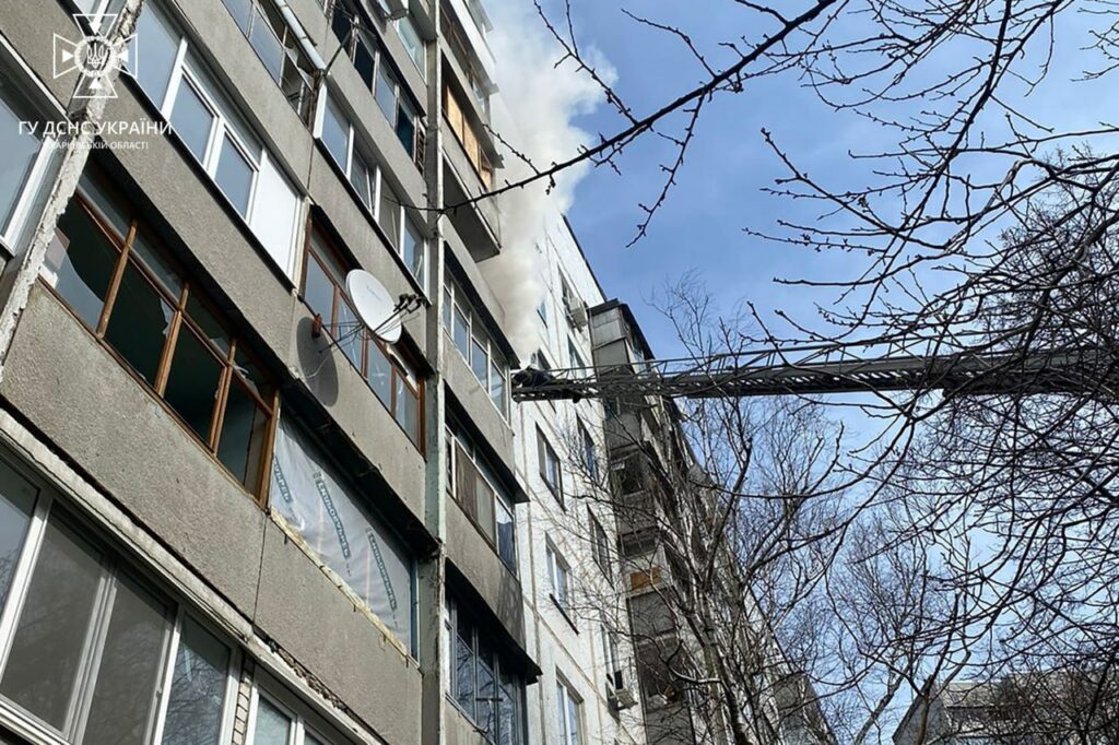 В доме на Салтовке горела забитая мусором квартира: есть погибший (фото)