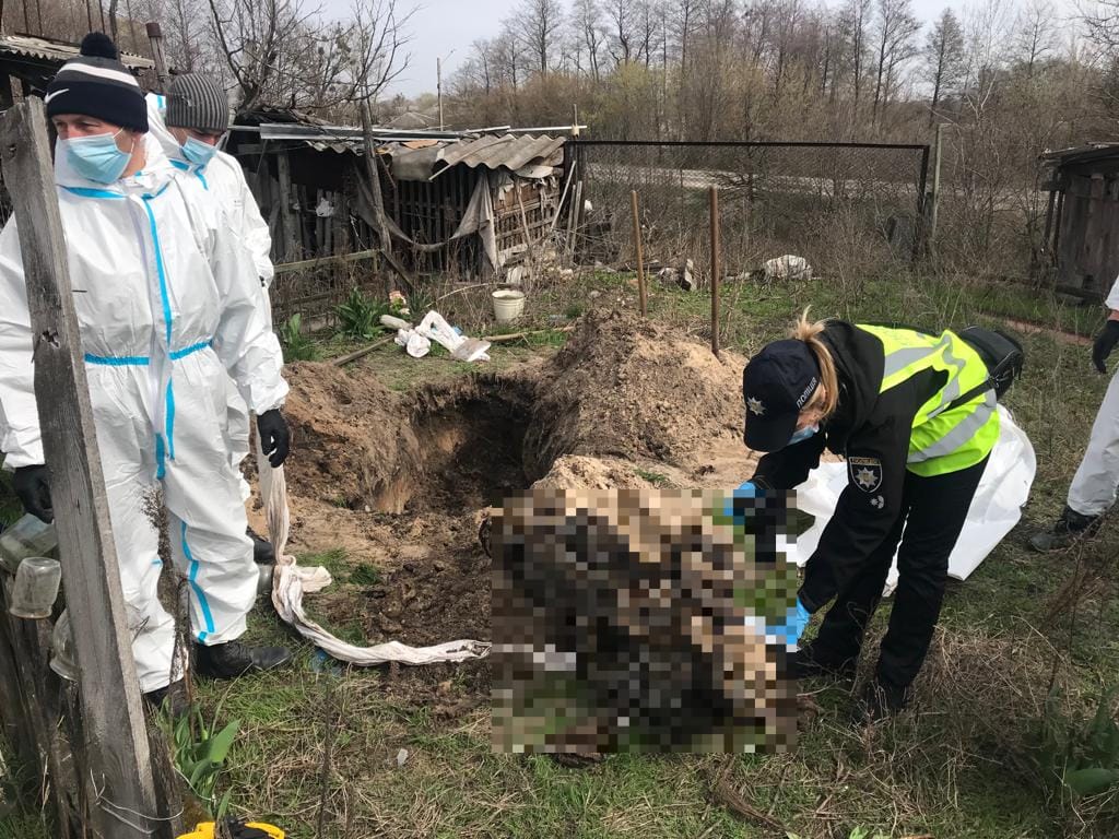 В Изюме эксгумировали тело женщины, погибшей от обстрела (фото)