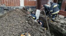 В городе на Харьковщине спасали коммунальщика, которого засыпало землей (фото)